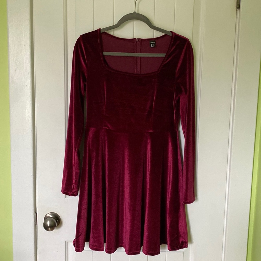 Elegant Velvet Long Sleeve Dress in Rich Burgundy